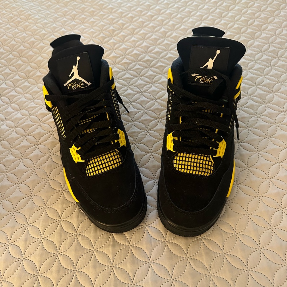 Jordan 4 Retro Thunder (2023) size 10.